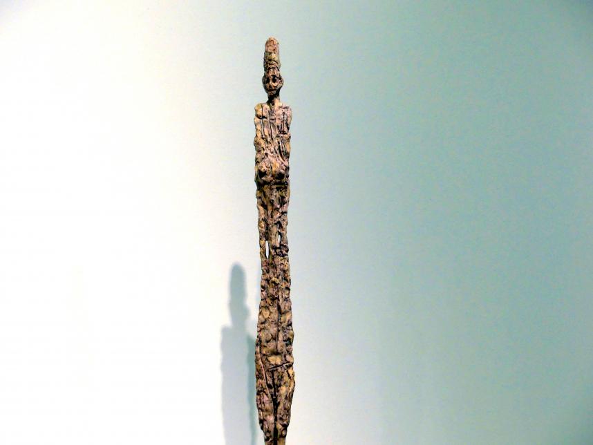 Alberto Giacometti (1914–1965), Große Figur II, Prag, Nationalgalerie im Messepalast, Ausstellung "Alberto Giacometti" vom 18.07.-01.12.2019, Stehende Figuren, 1948–1949, Bild 3/4