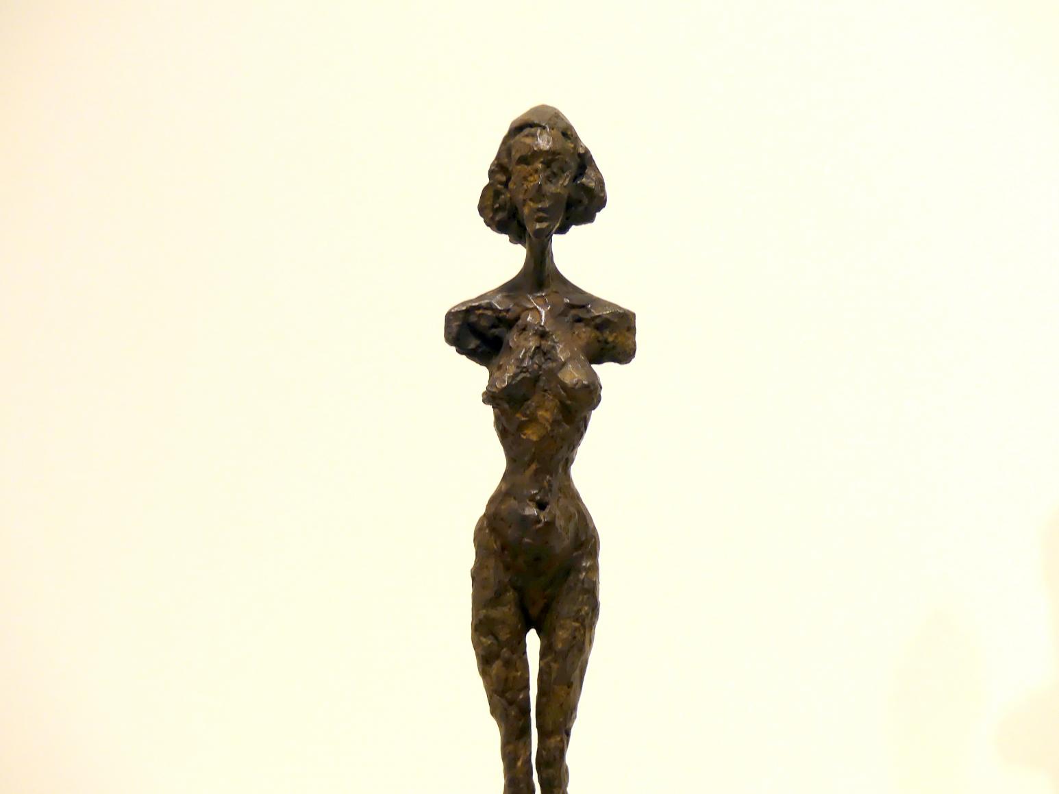 Alberto Giacometti (1914–1965), Annette stehend, Prag, Nationalgalerie im Messepalast, Ausstellung "Alberto Giacometti" vom 18.07.-01.12.2019, Stehende Figuren, um 1954, Bild 2/4