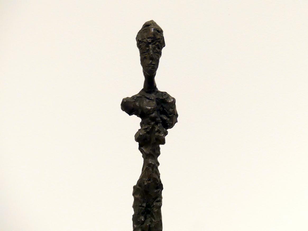 Alberto Giacometti (1914–1965), Stehende Frau, Prag, Nationalgalerie im Messepalast, Ausstellung "Alberto Giacometti" vom 18.07.-01.12.2019, Stehende Figuren, 1959–1960, Bild 2/4