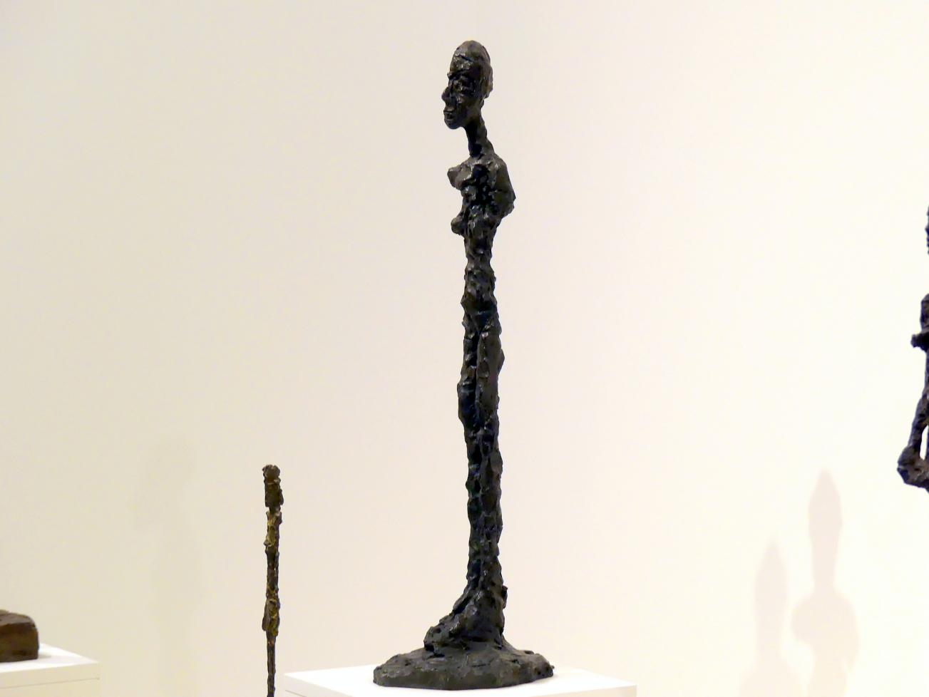 Alberto Giacometti (1914–1965), Stehende Frau, Prag, Nationalgalerie im Messepalast, Ausstellung "Alberto Giacometti" vom 18.07.-01.12.2019, Stehende Figuren, 1959–1960, Bild 3/4