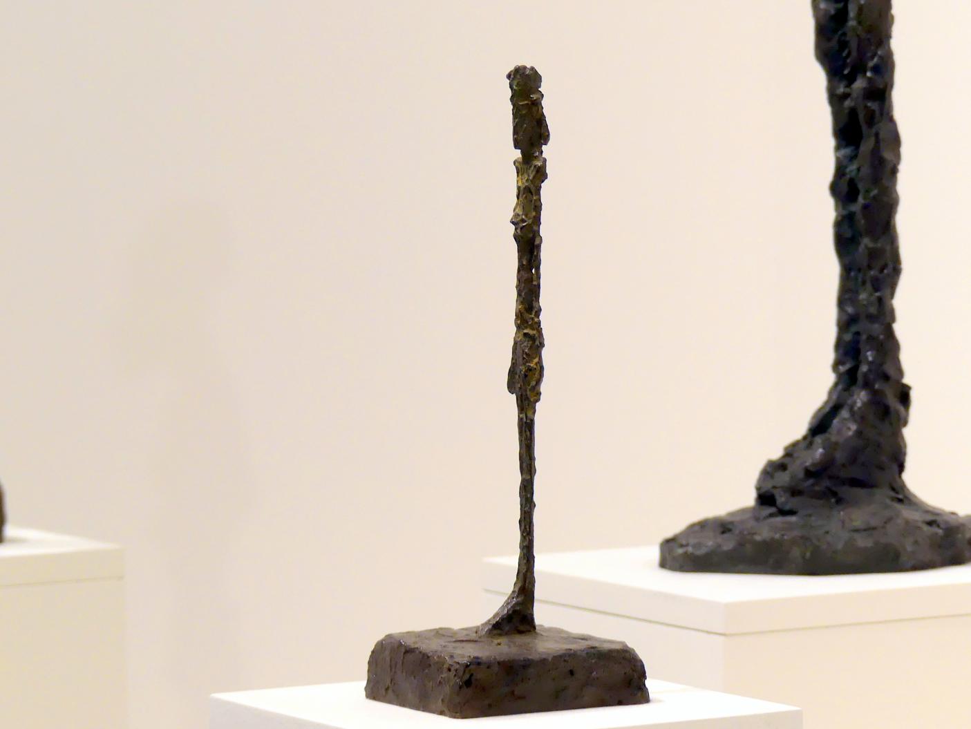 Alberto Giacometti (1914–1965), Statuette, Prag, Nationalgalerie im Messepalast, Ausstellung "Alberto Giacometti" vom 18.07.-01.12.2019, Stehende Figuren, um 1947, Bild 4/5