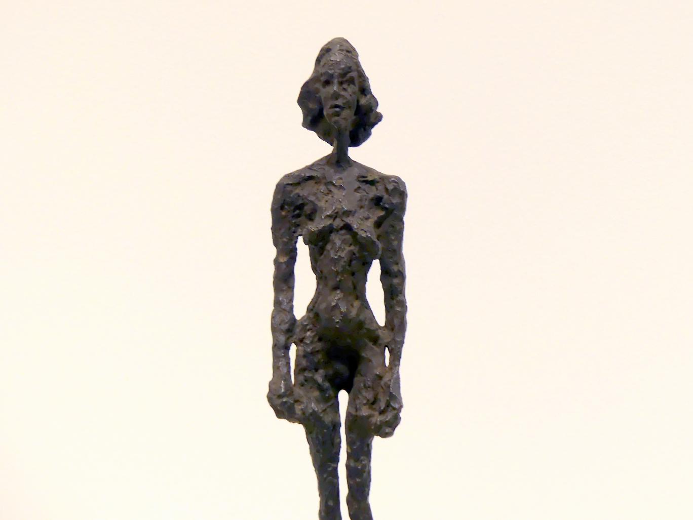 Alberto Giacometti (1914–1965), Annette aus dem Leben, Prag, Nationalgalerie im Messepalast, Ausstellung "Alberto Giacometti" vom 18.07.-01.12.2019, Stehende Figuren, 1954, Bild 2/4