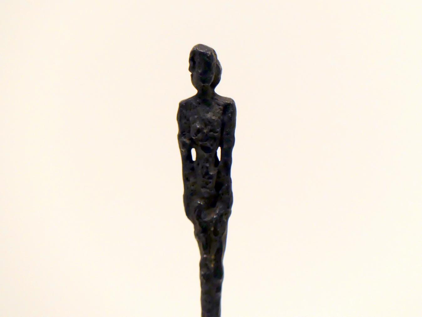 Alberto Giacometti (1914–1965), Statuette, Prag, Nationalgalerie im Messepalast, Ausstellung "Alberto Giacometti" vom 18.07.-01.12.2019, Stehende Figuren, 1953–1954, Bild 2/4