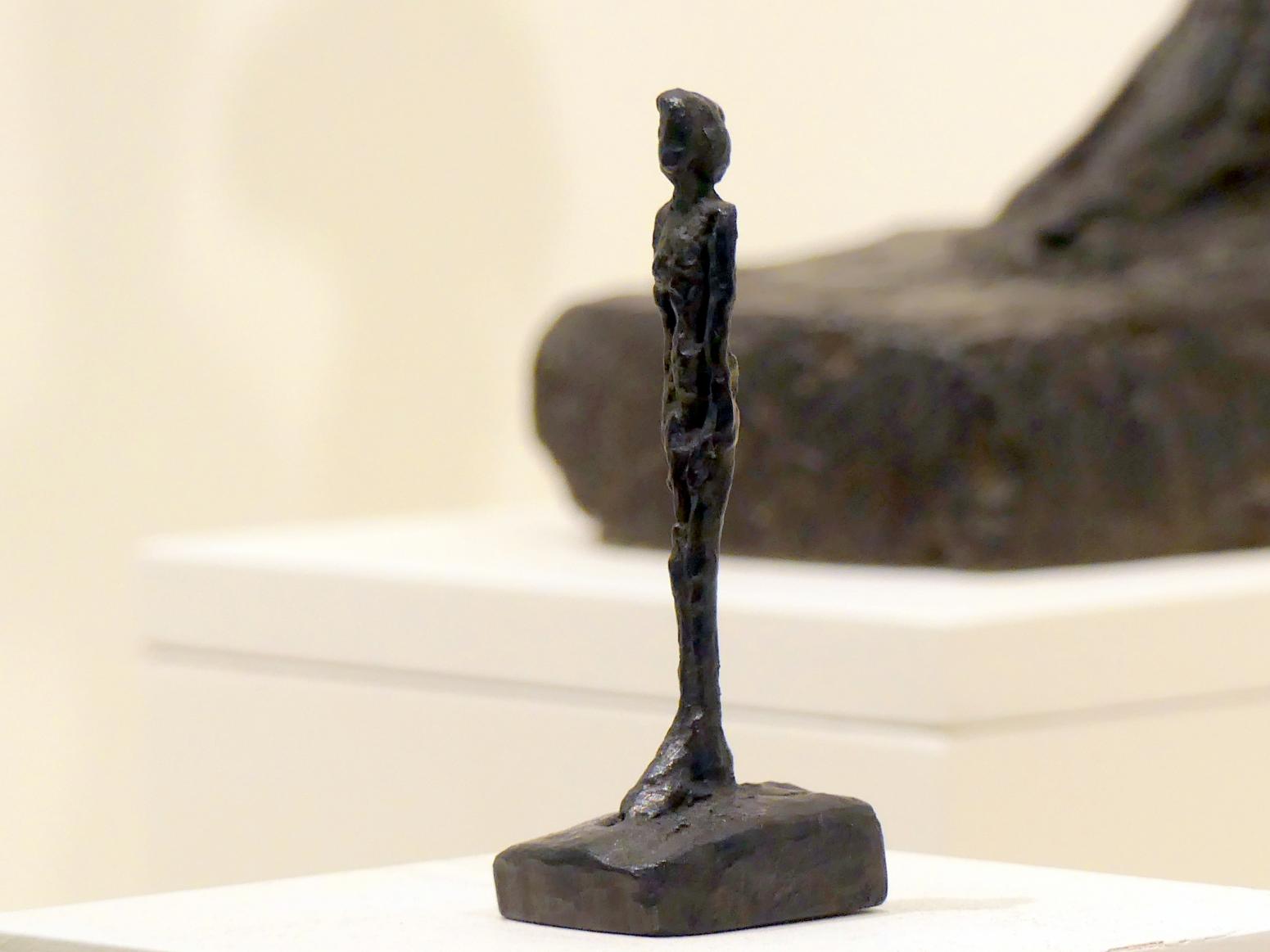 Alberto Giacometti (1914–1965), Statuette, Prag, Nationalgalerie im Messepalast, Ausstellung "Alberto Giacometti" vom 18.07.-01.12.2019, Stehende Figuren, 1953–1954, Bild 3/4