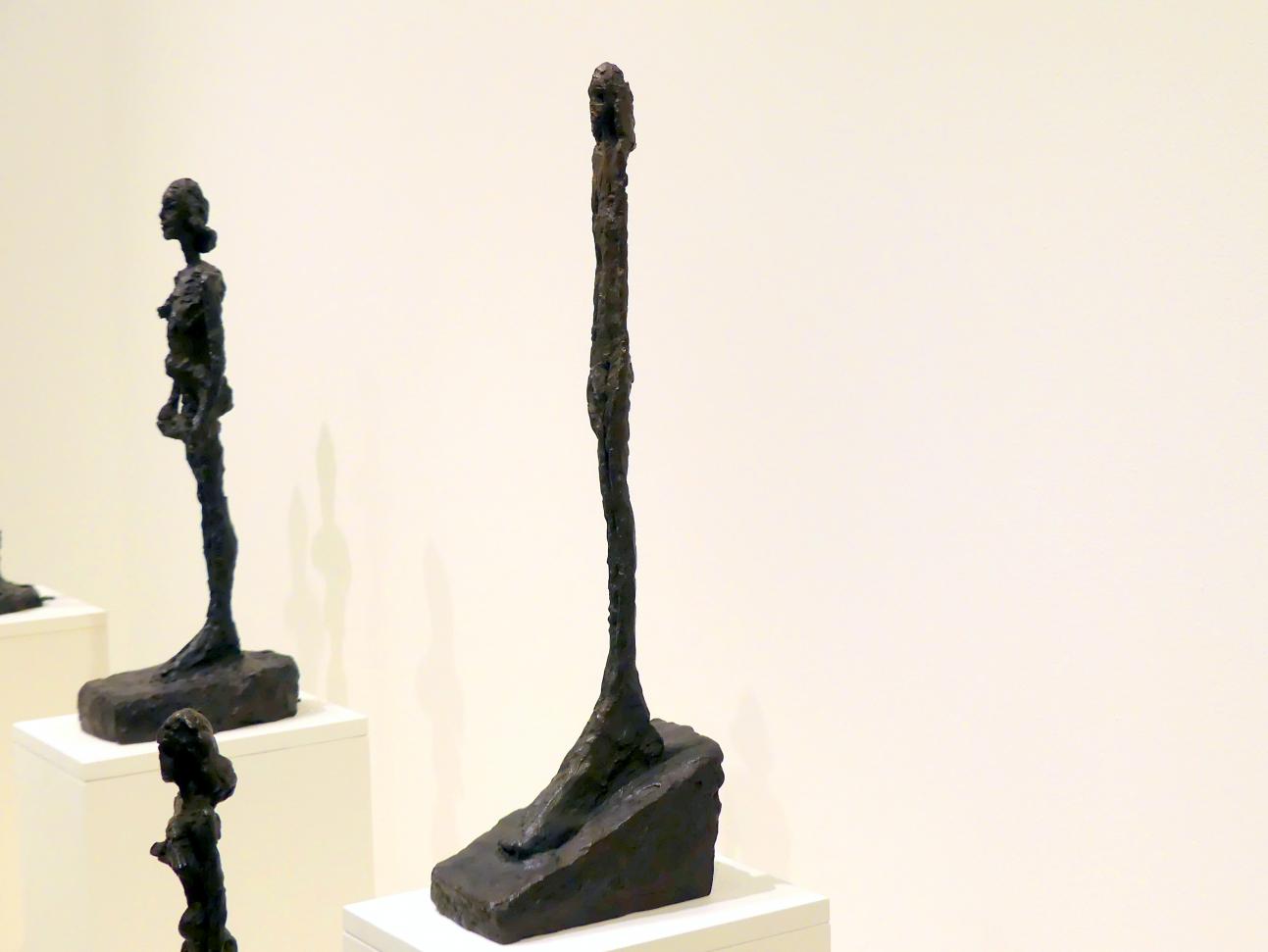 Alberto Giacometti (1914–1965), Stehende Frau, Prag, Nationalgalerie im Messepalast, Ausstellung "Alberto Giacometti" vom 18.07.-01.12.2019, Stehende Figuren, um 1952, Bild 3/4