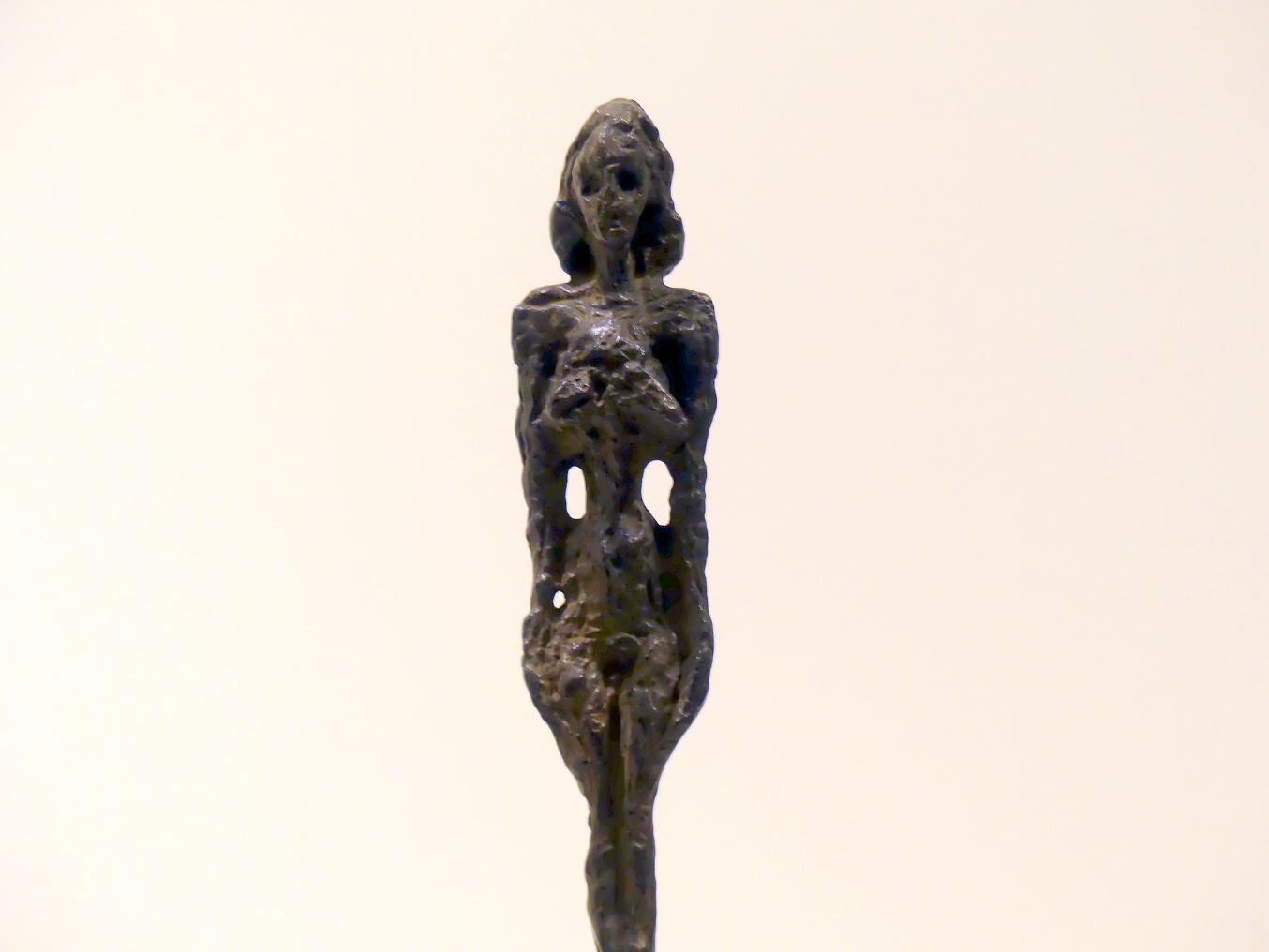 Alberto Giacometti (1914–1965), Stehende Frau, Prag, Nationalgalerie im Messepalast, Ausstellung "Alberto Giacometti" vom 18.07.-01.12.2019, Stehende Figuren, 1953–1954, Bild 2/4
