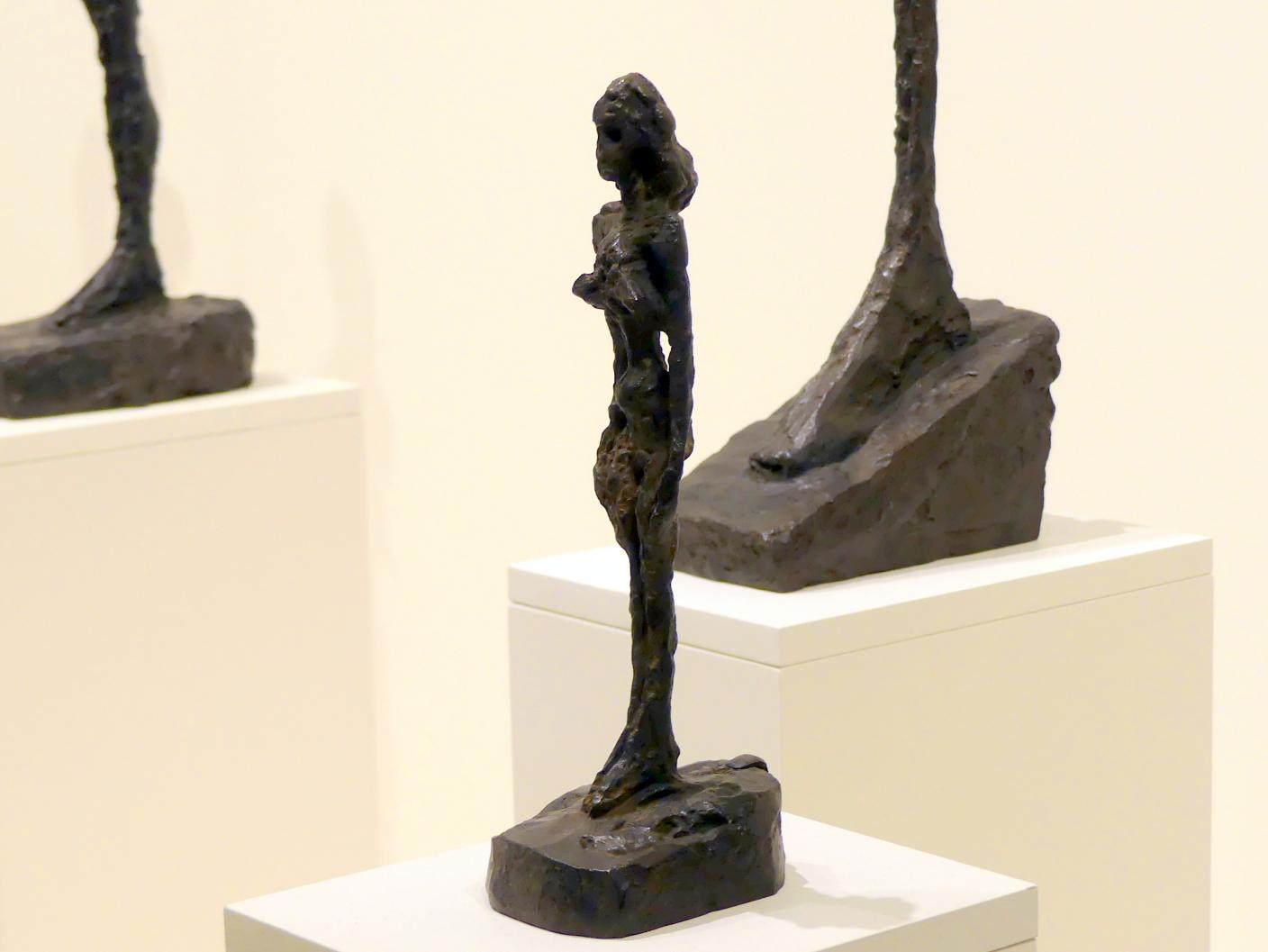 Alberto Giacometti (1914–1965), Stehende Frau, Prag, Nationalgalerie im Messepalast, Ausstellung "Alberto Giacometti" vom 18.07.-01.12.2019, Stehende Figuren, 1953–1954, Bild 3/4