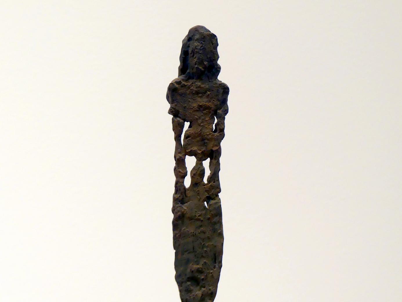 Alberto Giacometti (1914–1965), Stehende Frau, Prag, Nationalgalerie im Messepalast, Ausstellung "Alberto Giacometti" vom 18.07.-01.12.2019, Stehende Figuren, 1951–1952, Bild 2/4