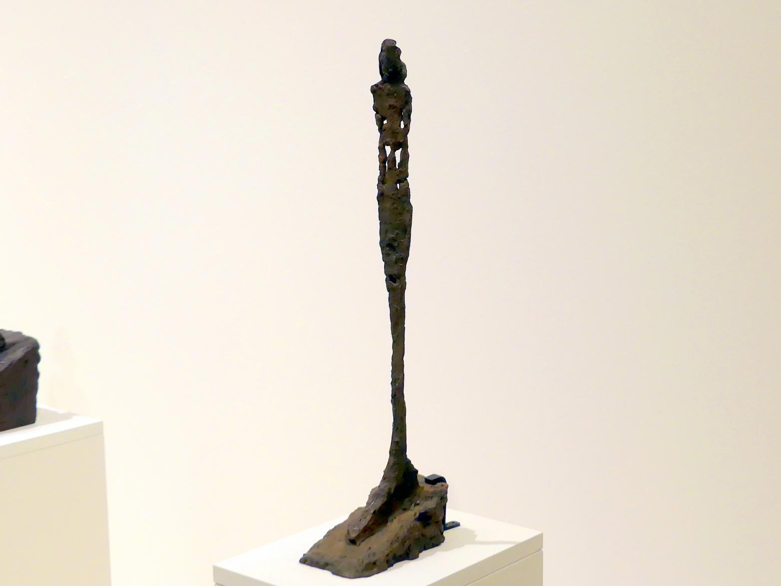 Alberto Giacometti (1914–1965), Stehende Frau, Prag, Nationalgalerie im Messepalast, Ausstellung "Alberto Giacometti" vom 18.07.-01.12.2019, Stehende Figuren, 1951–1952, Bild 3/4