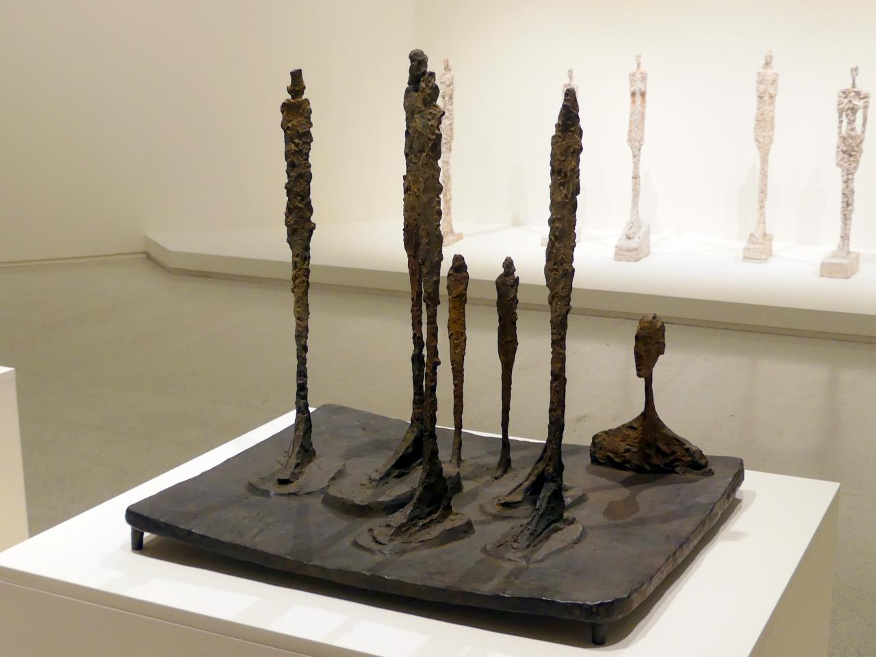 Alberto Giacometti (1914–1965), Der Wald, Prag, Nationalgalerie im Messepalast, Ausstellung "Alberto Giacometti" vom 18.07.-01.12.2019, Stehende Figuren, 1950, Bild 2/6