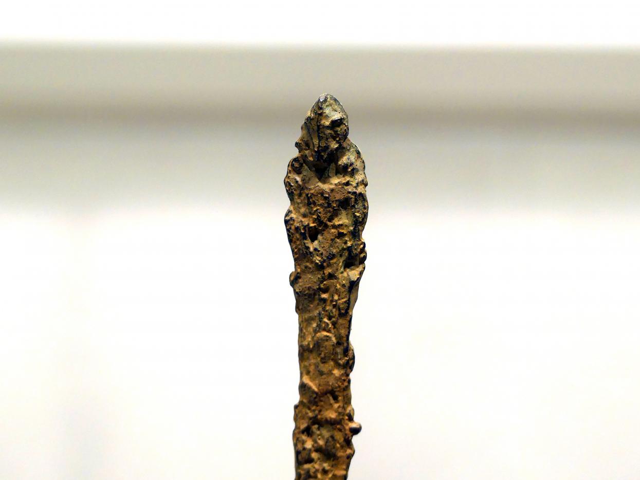 Alberto Giacometti (1914–1965), Drei Figuren und ein Kopf (Viereck), Prag, Nationalgalerie im Messepalast, Ausstellung "Alberto Giacometti" vom 18.07.-01.12.2019, Stehende Figuren, 1950, Bild 2/6