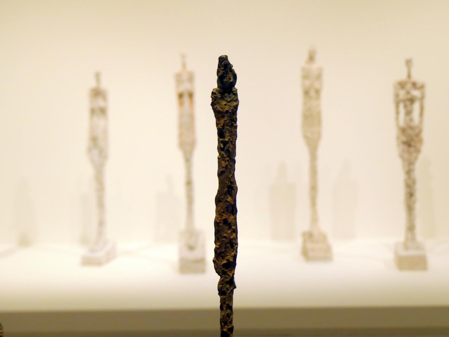 Alberto Giacometti (1914–1965), Drei Figuren und ein Kopf (Viereck), Prag, Nationalgalerie im Messepalast, Ausstellung "Alberto Giacometti" vom 18.07.-01.12.2019, Stehende Figuren, 1950, Bild 4/6