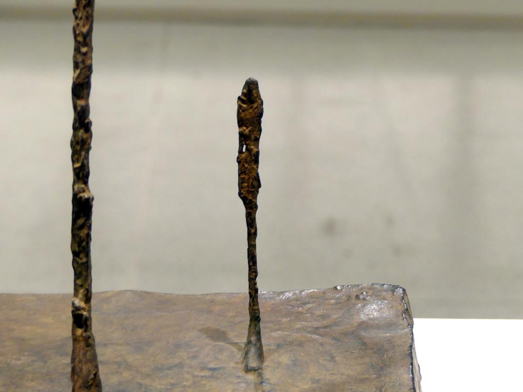 Alberto Giacometti (1914–1965), Drei Figuren und ein Kopf (Viereck), Prag, Nationalgalerie im Messepalast, Ausstellung "Alberto Giacometti" vom 18.07.-01.12.2019, Stehende Figuren, 1950, Bild 5/6