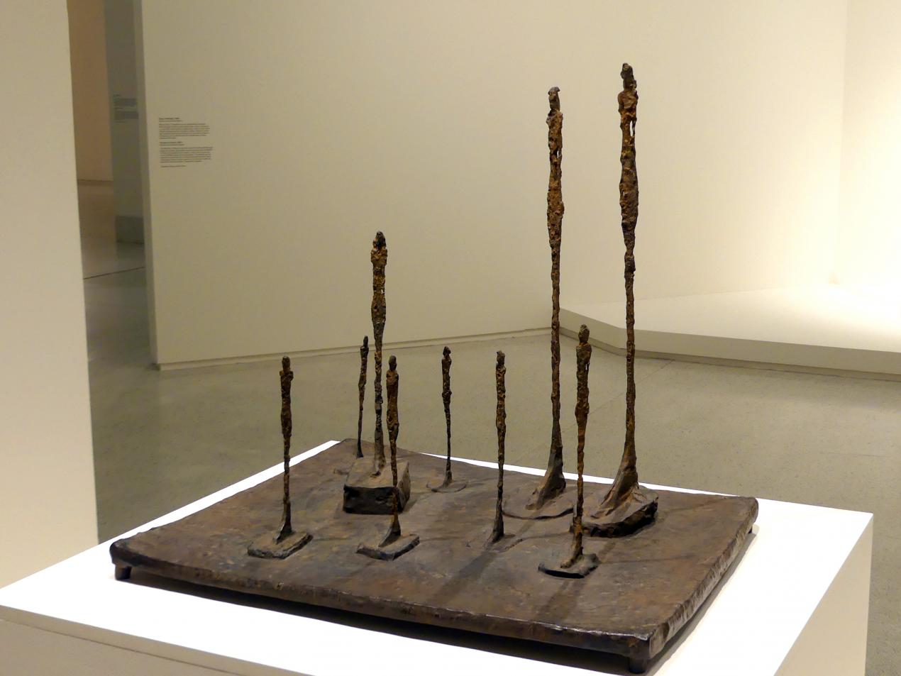 Alberto Giacometti (1914–1965), Die Lichtung, Prag, Nationalgalerie im Messepalast, Ausstellung "Alberto Giacometti" vom 18.07.-01.12.2019, Stehende Figuren, 1950, Bild 2/4