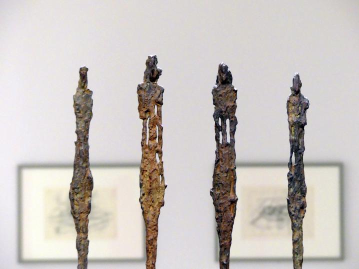 Alberto Giacometti (1914–1965), Vier Frauen auf einem Podest, Prag, Nationalgalerie im Messepalast, Ausstellung "Alberto Giacometti" vom 18.07.-01.12.2019, Stehende Figuren, 1950, Bild 2/4