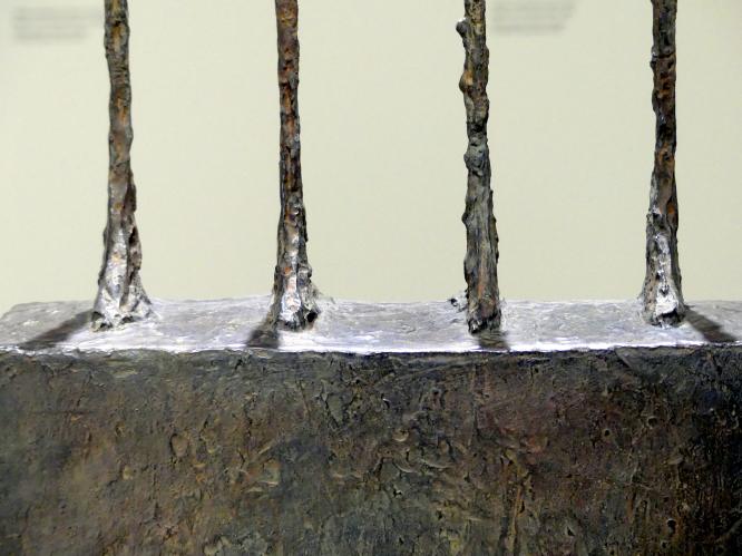 Alberto Giacometti (1914–1965), Vier Frauen auf einem Podest, Prag, Nationalgalerie im Messepalast, Ausstellung "Alberto Giacometti" vom 18.07.-01.12.2019, Stehende Figuren, 1950, Bild 3/4