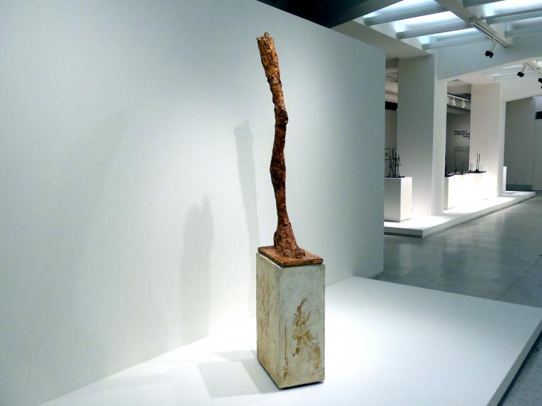 Alberto Giacometti (1914–1965), Bein, Prag, Nationalgalerie im Messepalast, Ausstellung "Alberto Giacometti" vom 18.07.-01.12.2019, Stehende Figuren, 1958, Bild 2/6