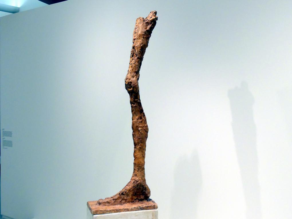Alberto Giacometti (1914–1965), Bein, Prag, Nationalgalerie im Messepalast, Ausstellung "Alberto Giacometti" vom 18.07.-01.12.2019, Stehende Figuren, 1958, Bild 3/6