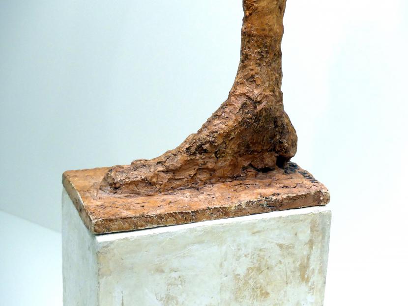 Alberto Giacometti (1914–1965), Bein, Prag, Nationalgalerie im Messepalast, Ausstellung "Alberto Giacometti" vom 18.07.-01.12.2019, Stehende Figuren, 1958, Bild 4/6