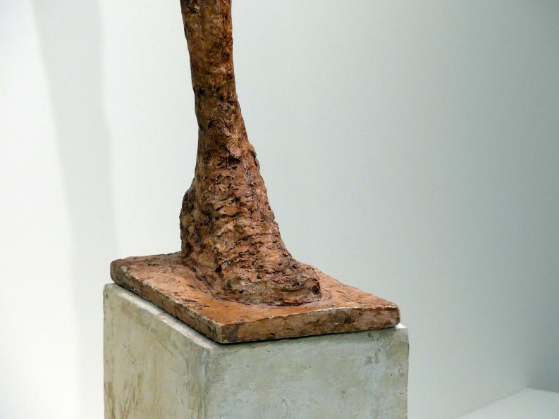 Alberto Giacometti (1914–1965), Bein, Prag, Nationalgalerie im Messepalast, Ausstellung "Alberto Giacometti" vom 18.07.-01.12.2019, Stehende Figuren, 1958, Bild 5/6