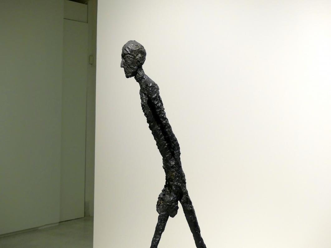 Alberto Giacometti (1914–1965), Schreitender I, Prag, Nationalgalerie im Messepalast, Ausstellung "Alberto Giacometti" vom 18.07.-01.12.2019, Stehende Figuren, 1960, Bild 3/7