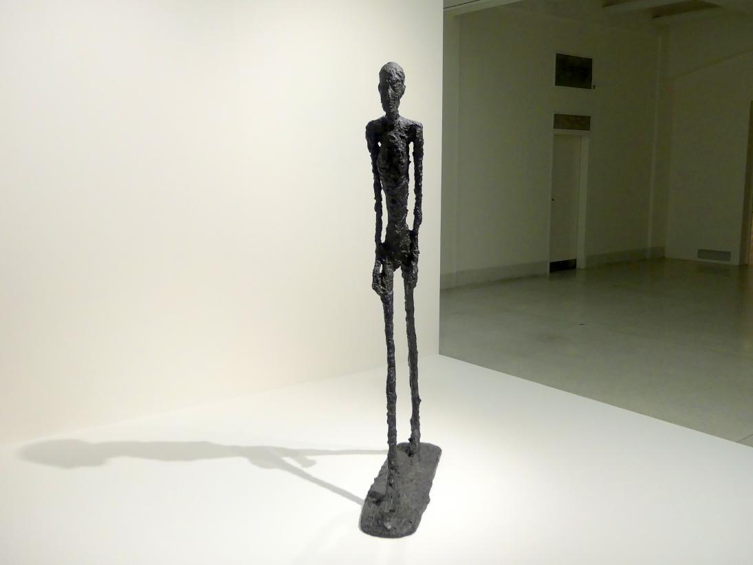 Alberto Giacometti (1914–1965), Schreitender I, Prag, Nationalgalerie im Messepalast, Ausstellung "Alberto Giacometti" vom 18.07.-01.12.2019, Stehende Figuren, 1960, Bild 4/7
