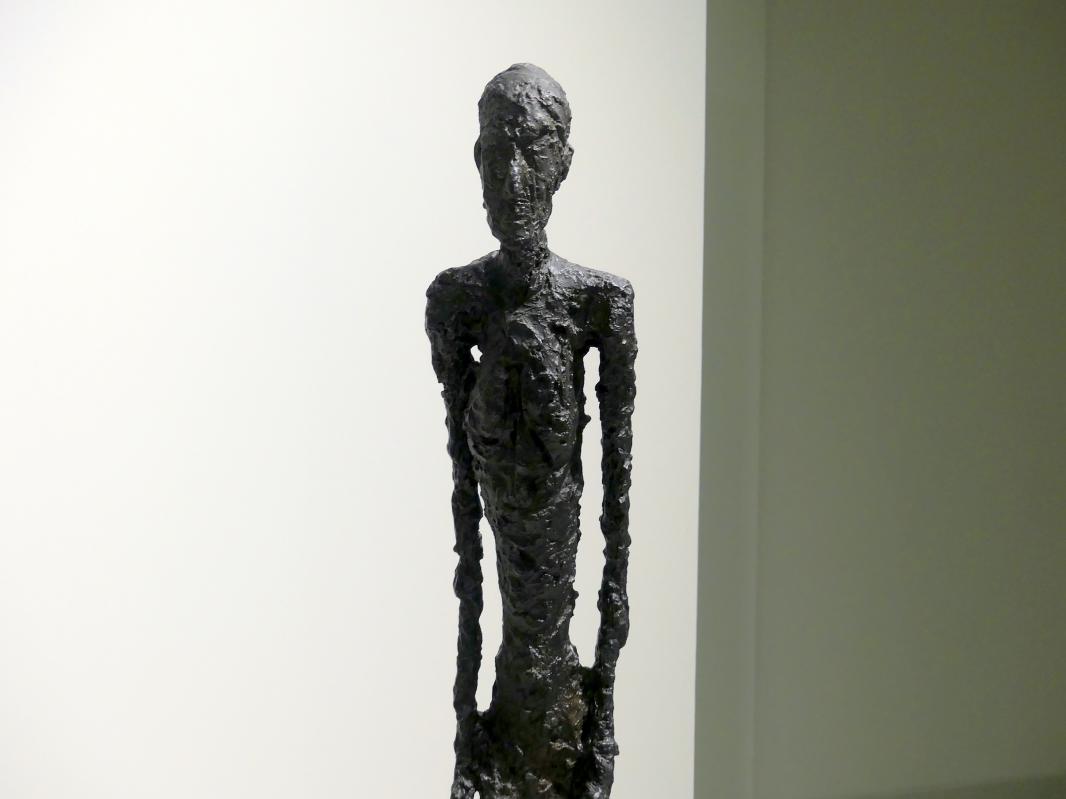 Alberto Giacometti (1914–1965), Schreitender I, Prag, Nationalgalerie im Messepalast, Ausstellung "Alberto Giacometti" vom 18.07.-01.12.2019, Stehende Figuren, 1960, Bild 5/7