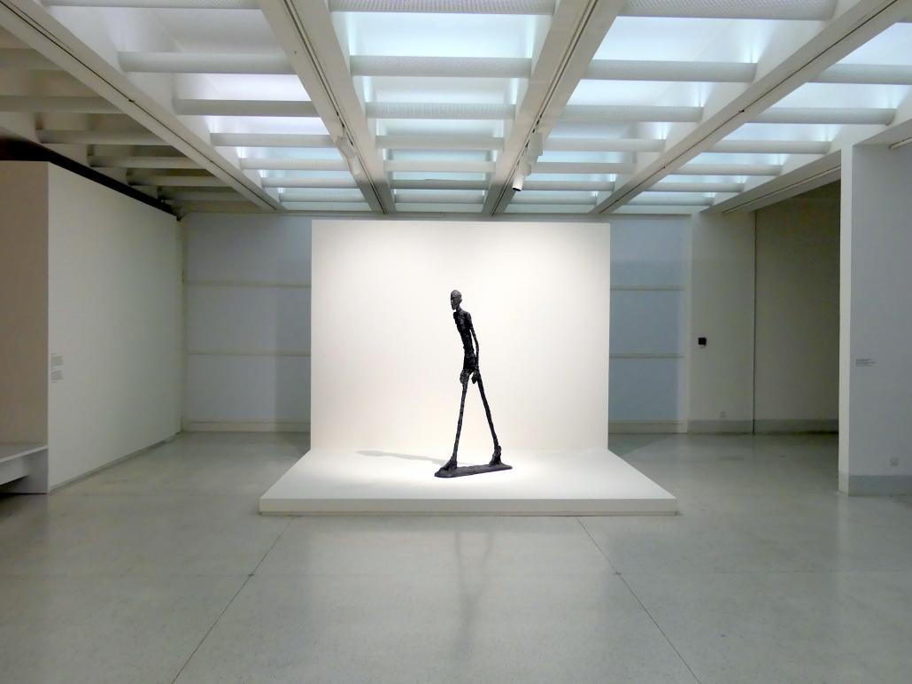 Alberto Giacometti (1914–1965), Schreitender I, Prag, Nationalgalerie im Messepalast, Ausstellung "Alberto Giacometti" vom 18.07.-01.12.2019, Stehende Figuren, 1960, Bild 6/7