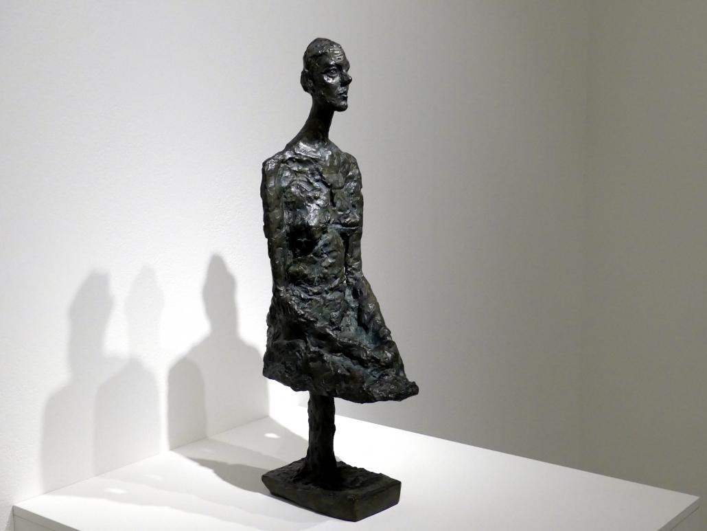 Alberto Giacometti (1914–1965), Große Frau sitzend, Prag, Nationalgalerie im Messepalast, Ausstellung "Alberto Giacometti" vom 18.07.-01.12.2019, Köpfe, 1958, Bild 2/5