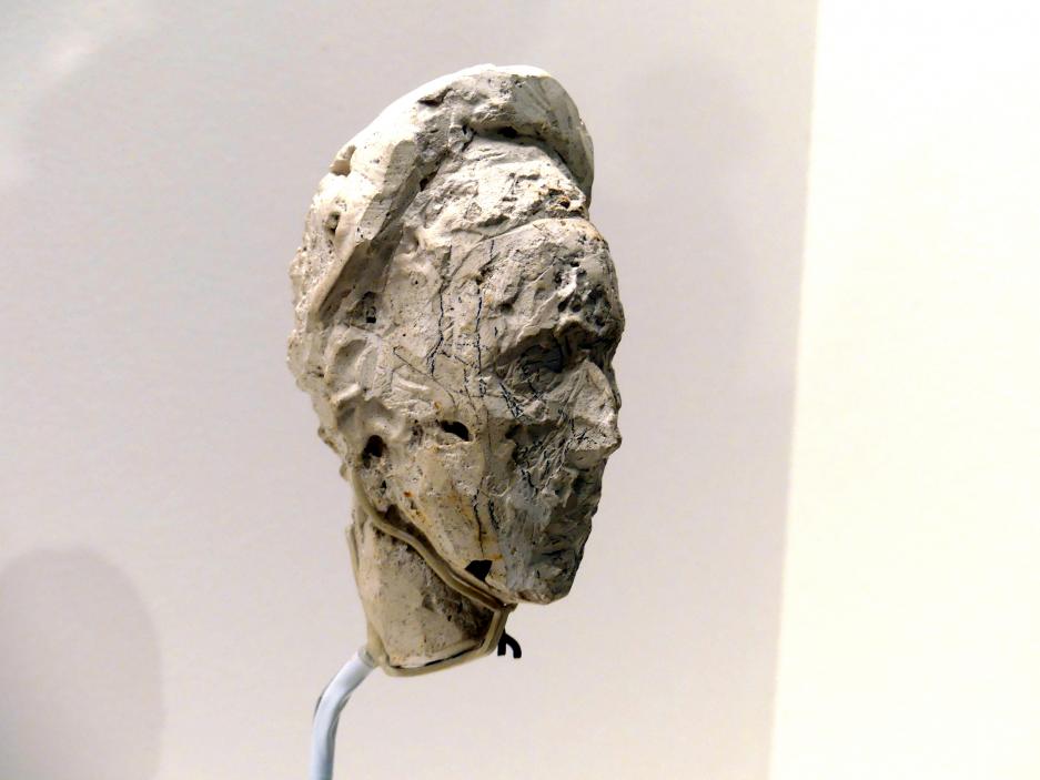 Alberto Giacometti (1914–1965), Kopf von Simone de Beauvoir, Prag, Nationalgalerie im Messepalast, Ausstellung "Alberto Giacometti" vom 18.07.-01.12.2019, Köpfe, um 1946, Bild 3/4