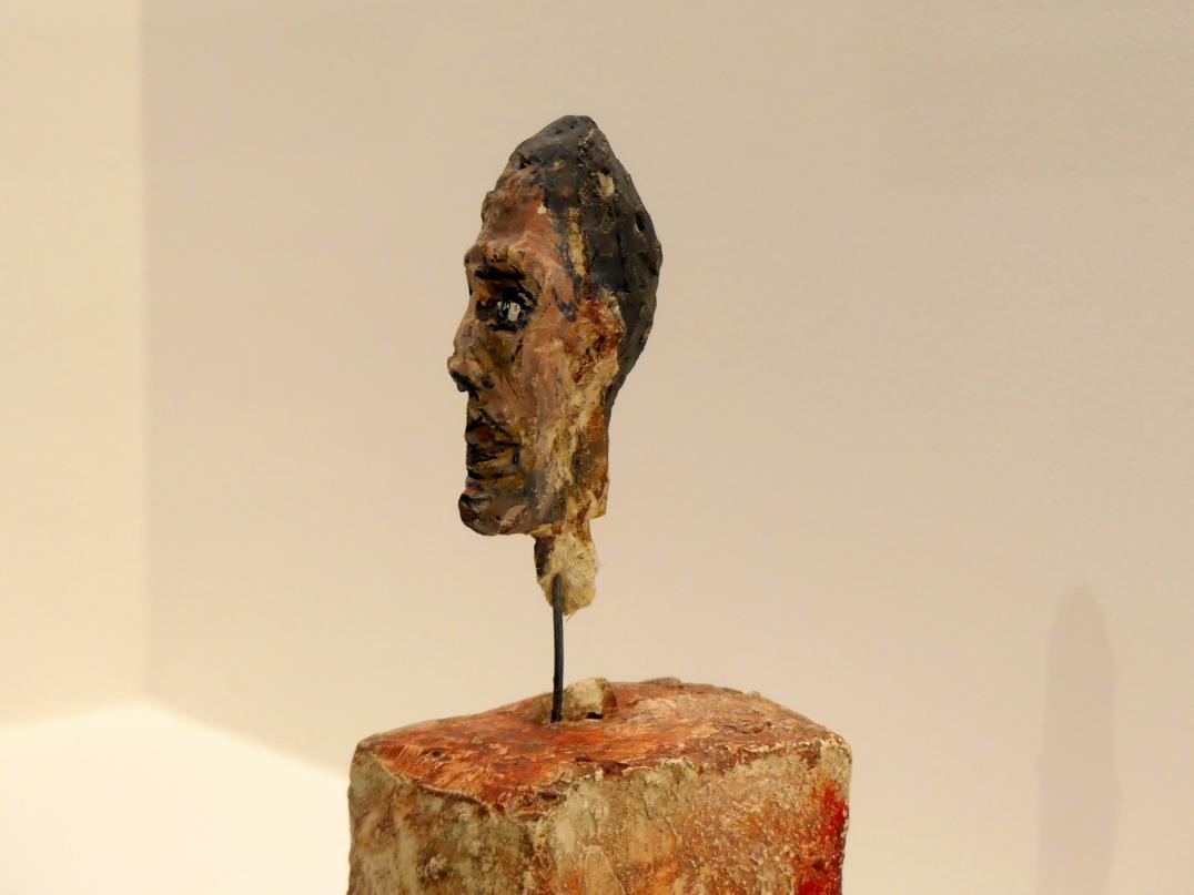 Alberto Giacometti (1914–1965), Kopf eines Mannes auf einem Podest, Prag, Nationalgalerie im Messepalast, Ausstellung "Alberto Giacometti" vom 18.07.-01.12.2019, Köpfe, 1949–1951, Bild 4/5