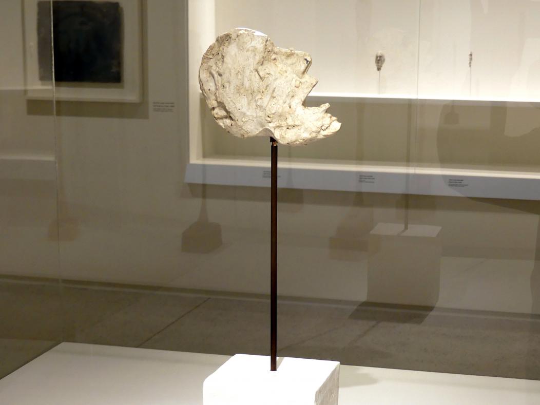 Alberto Giacometti (1914–1965), Kopf auf einem Stab, Prag, Nationalgalerie im Messepalast, Ausstellung "Alberto Giacometti" vom 18.07.-01.12.2019, Köpfe, 1947, Bild 2/4