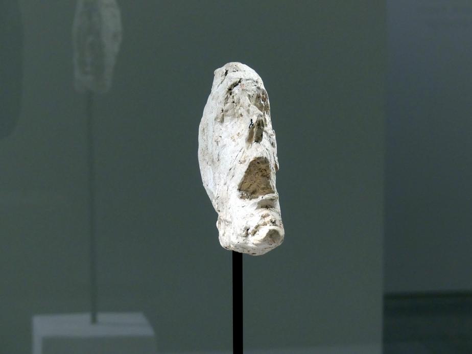 Alberto Giacometti (1914–1965), Kopf auf einem Stab, Prag, Nationalgalerie im Messepalast, Ausstellung "Alberto Giacometti" vom 18.07.-01.12.2019, Köpfe, 1947, Bild 3/4
