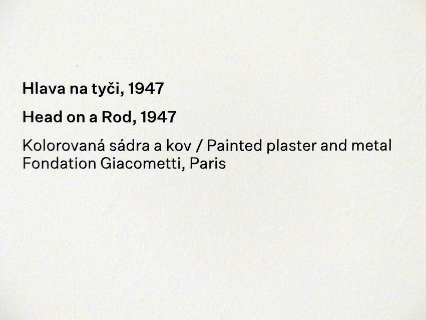 Alberto Giacometti (1914–1965), Kopf auf einem Stab, Prag, Nationalgalerie im Messepalast, Ausstellung "Alberto Giacometti" vom 18.07.-01.12.2019, Köpfe, 1947, Bild 4/4
