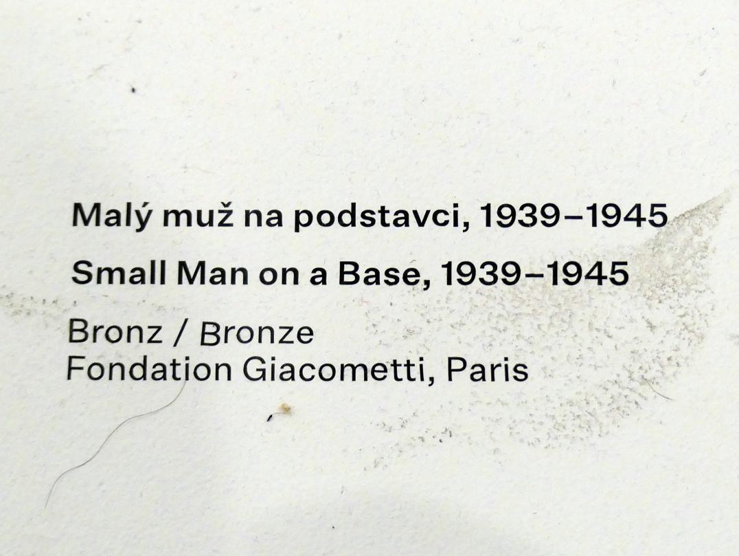 Alberto Giacometti (1914–1965), Kleiner Mann auf einem Podest, Prag, Nationalgalerie im Messepalast, Ausstellung "Alberto Giacometti" vom 18.07.-01.12.2019, Zurück zum Modell, 1939–1945, Bild 2/2