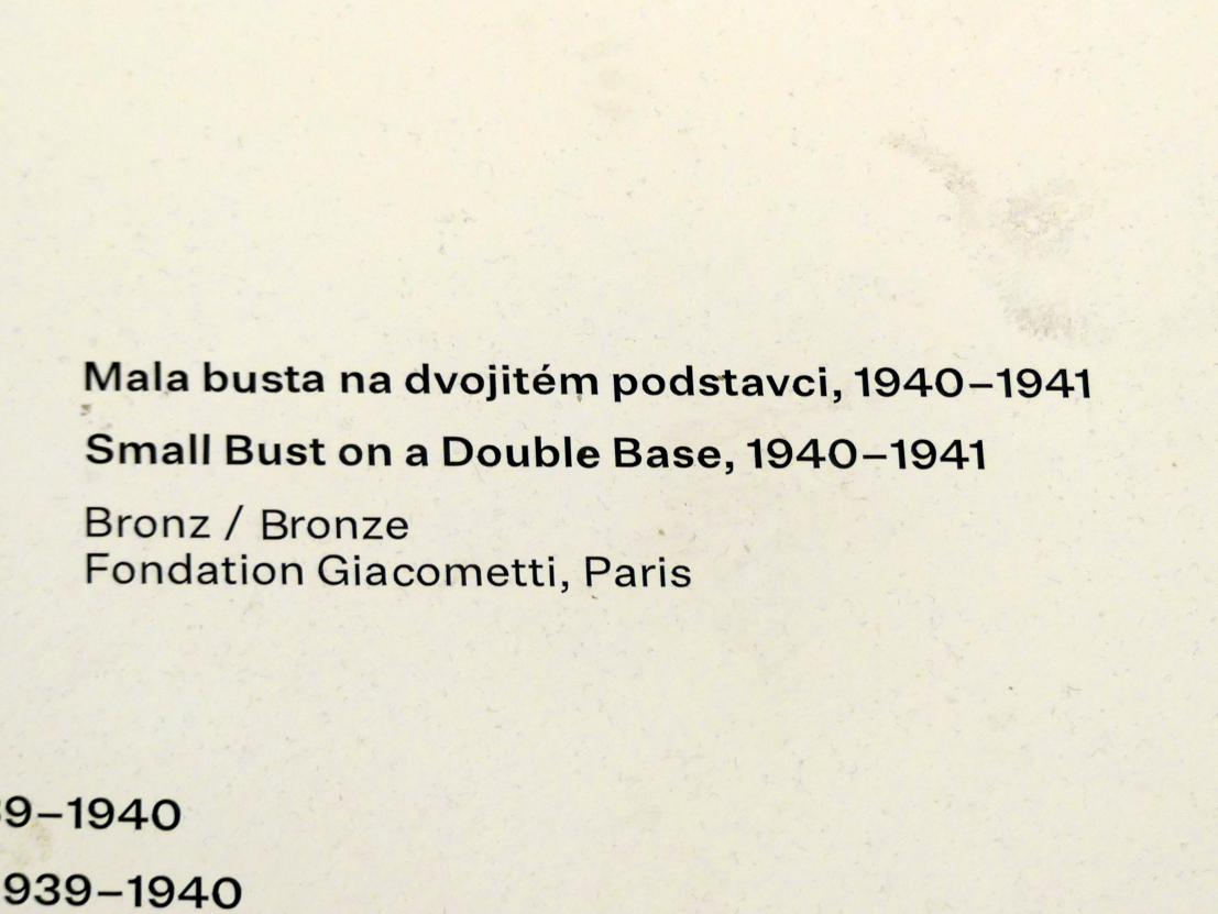 Alberto Giacometti (1914–1965), Kleine Büste auf einem Doppelpodest, Prag, Nationalgalerie im Messepalast, Ausstellung "Alberto Giacometti" vom 18.07.-01.12.2019, Zurück zum Modell, 1940–1941, Bild 2/2