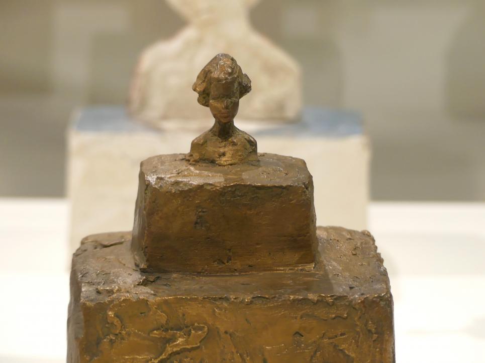 Alberto Giacometti (1914–1965), Kleine Büste von Silvio auf einem Doppelpodest, Prag, Nationalgalerie im Messepalast, Ausstellung "Alberto Giacometti" vom 18.07.-01.12.2019, Zurück zum Modell, 1943–1944, Bild 2/3