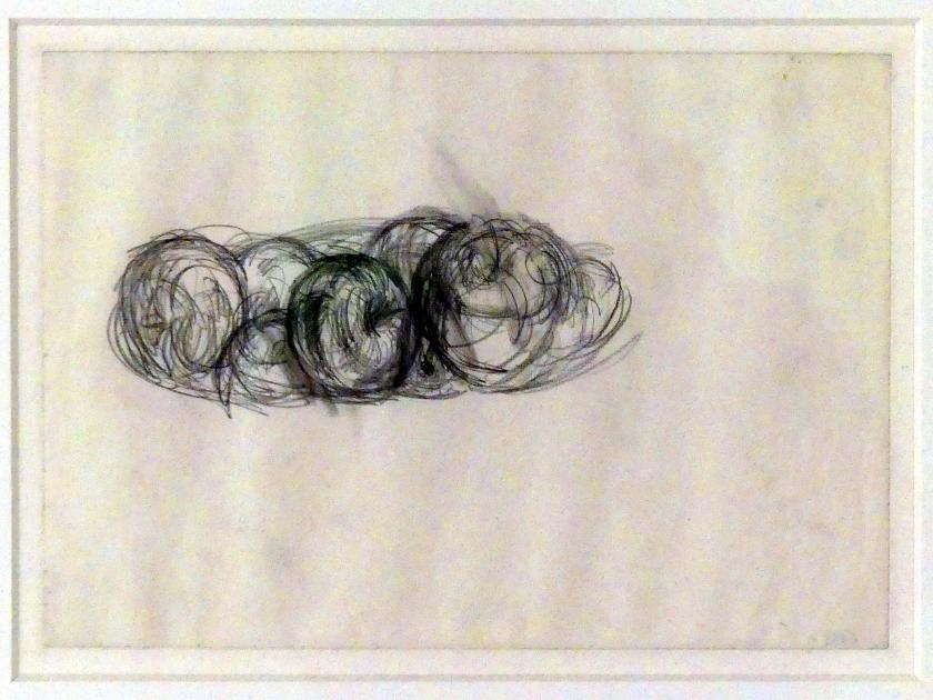 Alberto Giacometti (1914–1965), Äpfel in einem Kompottgericht, Prag, Nationalgalerie im Messepalast, Ausstellung "Alberto Giacometti" vom 18.07.-01.12.2019, Figuren im Raum, 1947, Bild 2/3