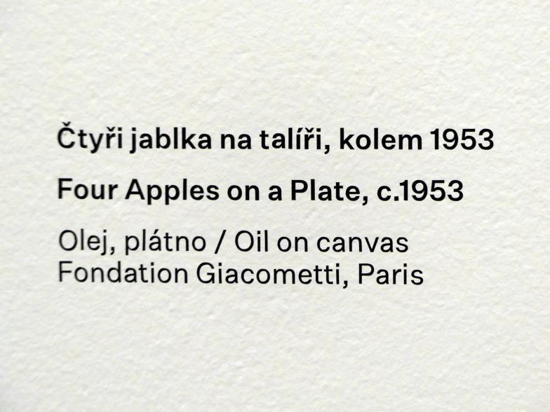 Alberto Giacometti (1914–1965), Vier Äpfel auf einer Schüssel, Prag, Nationalgalerie im Messepalast, Ausstellung "Alberto Giacometti" vom 18.07.-01.12.2019, Figuren im Raum, um 1953, Bild 3/3