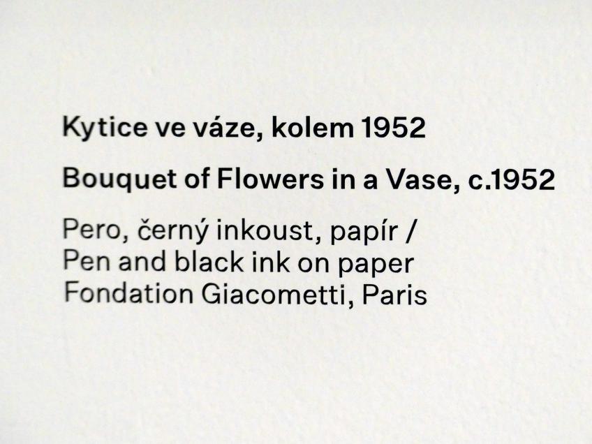 Alberto Giacometti (1914–1965), Blumenstrauss in einer Vase, Prag, Nationalgalerie im Messepalast, Ausstellung "Alberto Giacometti" vom 18.07.-01.12.2019, Figuren im Raum, um 1952, Bild 3/3