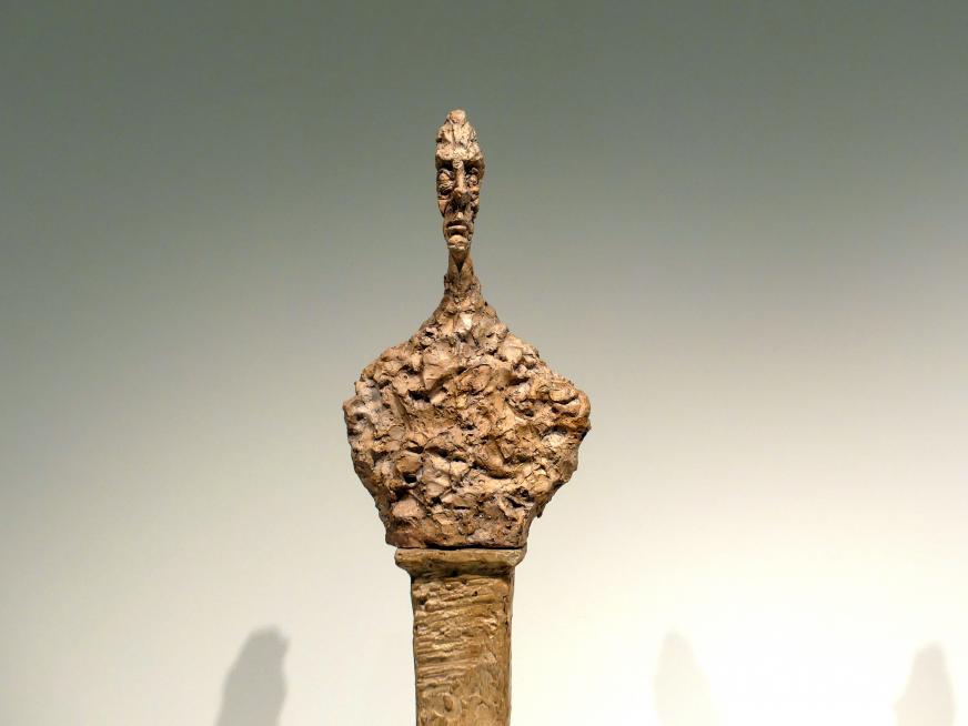 Alberto Giacometti (1914–1965), Stele III, Prag, Nationalgalerie im Messepalast, Ausstellung "Alberto Giacometti" vom 18.07.-01.12.2019, Inspiration aus der Antike, 1958, Bild 2/5