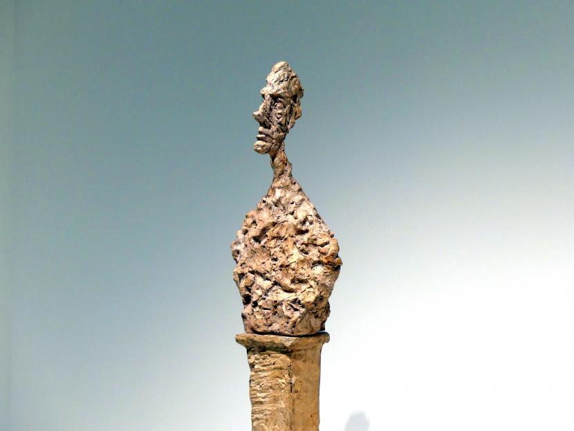 Alberto Giacometti (1914–1965), Stele III, Prag, Nationalgalerie im Messepalast, Ausstellung "Alberto Giacometti" vom 18.07.-01.12.2019, Inspiration aus der Antike, 1958, Bild 4/5