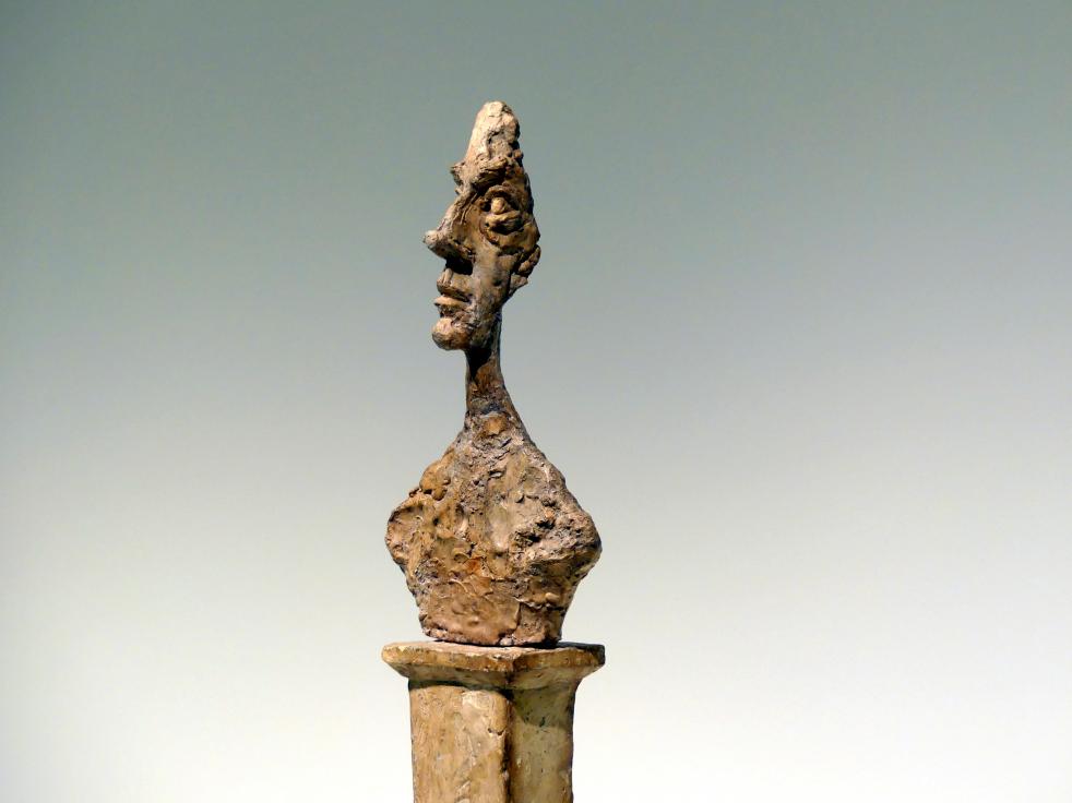 Alberto Giacometti (1914–1965), Stele II, Prag, Nationalgalerie im Messepalast, Ausstellung "Alberto Giacometti" vom 18.07.-01.12.2019, Inspiration aus der Antike, 1958, Bild 3/4