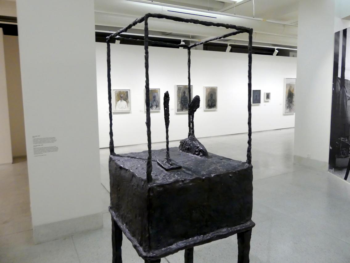 Alberto Giacometti (1914–1965), Käfig, Prag, Nationalgalerie im Messepalast, Ausstellung "Alberto Giacometti" vom 18.07.-01.12.2019, Kleine Skulpturen, 1950–1951, Bild 2/5