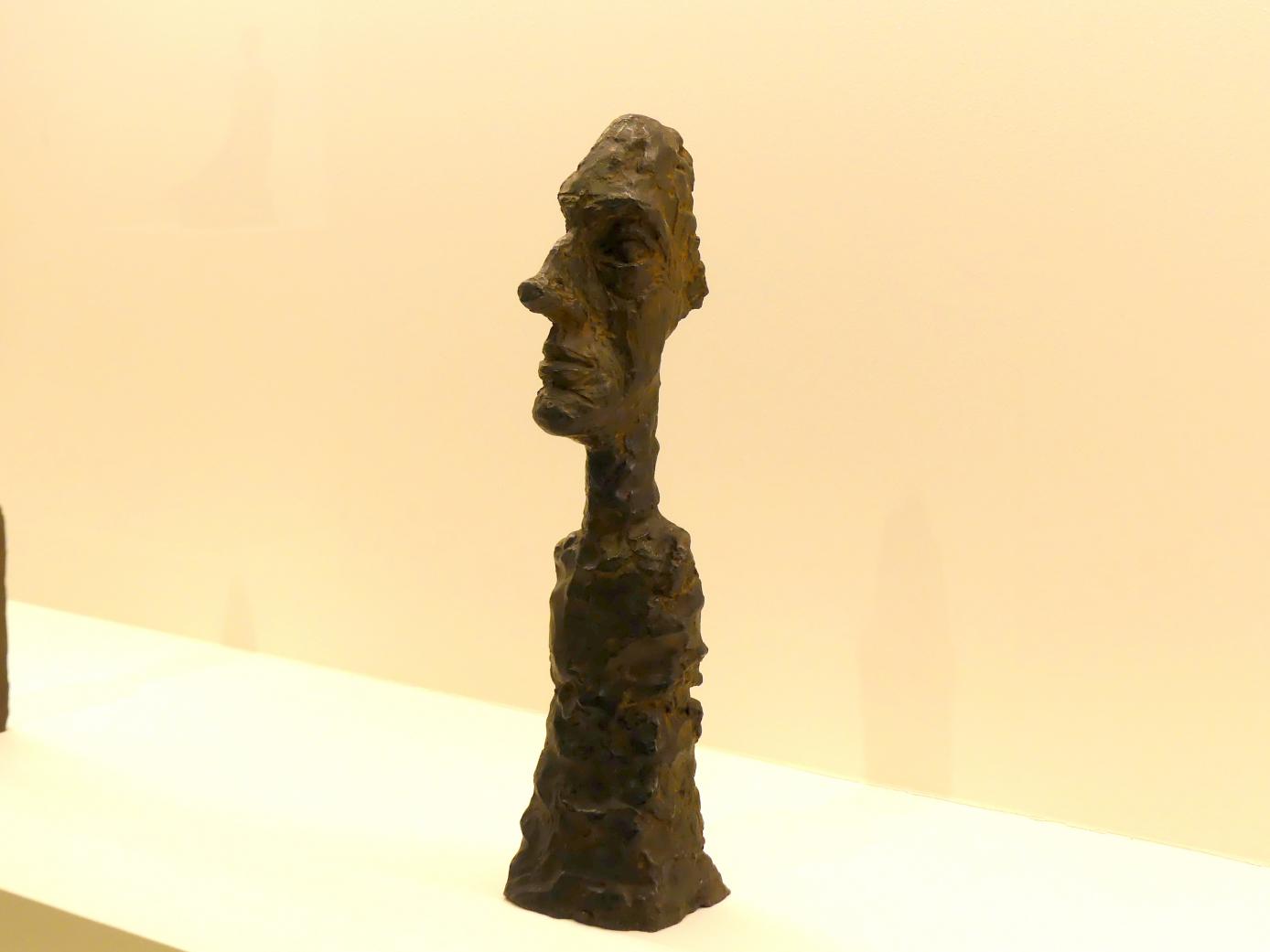 Alberto Giacometti (1914–1965), Kopf mit großer Nase, Prag, Nationalgalerie im Messepalast, Ausstellung "Alberto Giacometti" vom 18.07.-01.12.2019, Kleine Skulpturen, 1958, Bild 2/3