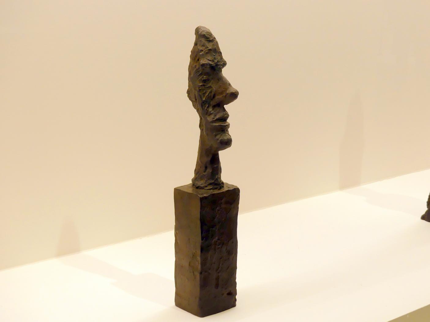 Alberto Giacometti (1914–1965), Kopf auf einem Podest ("Kopf ohne Schädel"), Prag, Nationalgalerie im Messepalast, Ausstellung "Alberto Giacometti" vom 18.07.-01.12.2019, Kleine Skulpturen, um 1958, Bild 2/3