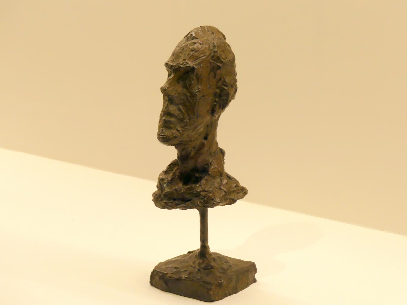Alberto Giacometti (1914–1965), Diego. Kopf mit Rollkragen, Prag, Nationalgalerie im Messepalast, Ausstellung "Alberto Giacometti" vom 18.07.-01.12.2019, Kleine Skulpturen, um 1954, Bild 2/3