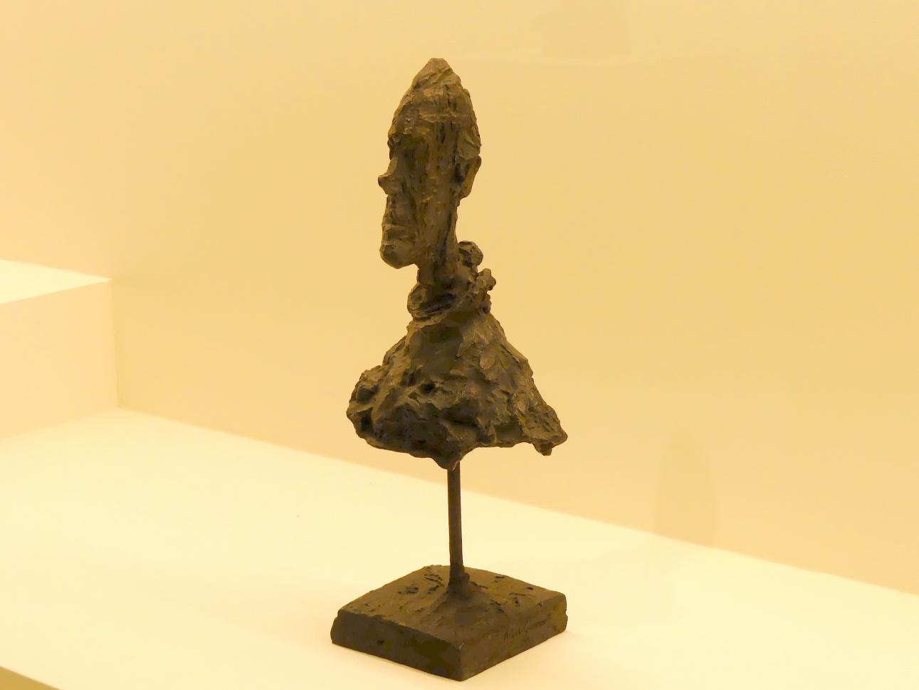 Alberto Giacometti (1914–1965), Büste eines Mannes auf einem Stab, Prag, Nationalgalerie im Messepalast, Ausstellung "Alberto Giacometti" vom 18.07.-01.12.2019, Kleine Skulpturen, um 1954, Bild 2/3