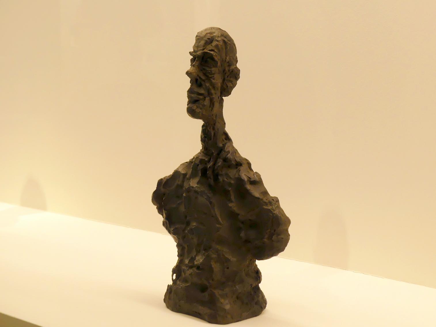 Alberto Giacometti (1914–1965), Büste eines Mannes, Prag, Nationalgalerie im Messepalast, Ausstellung "Alberto Giacometti" vom 18.07.-01.12.2019, Kleine Skulpturen, 1961, Bild 2/3