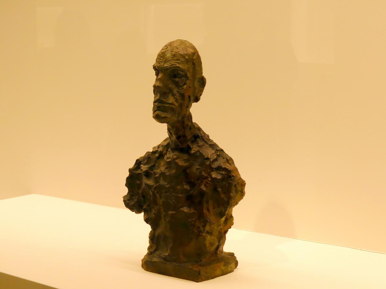 Alberto Giacometti (1914–1965), Büste von Diego, Prag, Nationalgalerie im Messepalast, Ausstellung "Alberto Giacometti" vom 18.07.-01.12.2019, Kleine Skulpturen, 1962, Bild 2/3